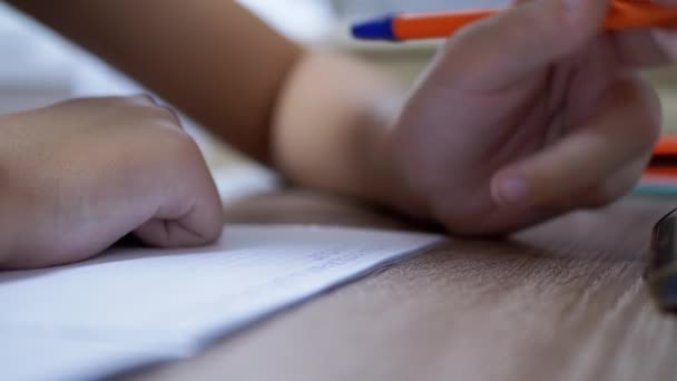 Child Hand Writes with a Pen in a Notebook. Primer plano. 4K. Movimiento lento — Vídeos de Stock