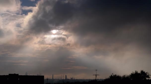 Nubes grises lluviosas sombrías moviéndose sobre el sol naciente. Dawn. 4K — Vídeo de stock