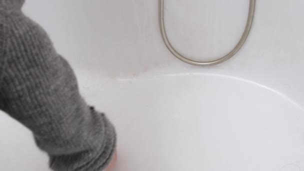 Mujer lava, limpia, frota el baño sucio con una esponja con jabón y espuma — Vídeos de Stock