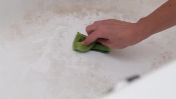 Donna lava, pulisce, strofina il bagno sporco con una spugna con sapone e schiuma — Video Stock