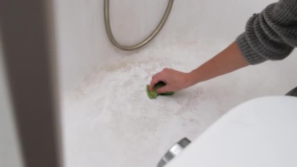 Kobieta myje, czyści, pociera brudną łazienkę gąbką z mydłem i pianką — Wideo stockowe