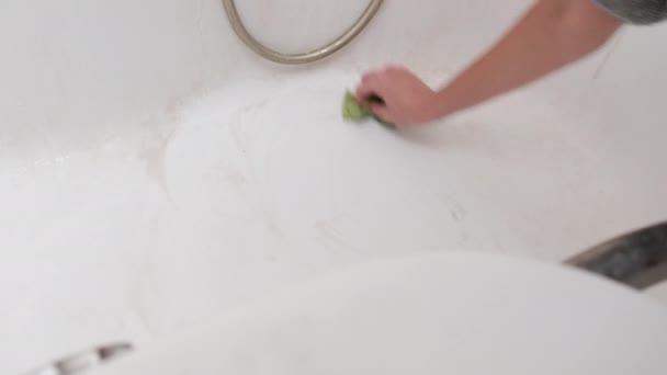 Donna lava, pulisce, strofina il bagno sporco con una spugna con sapone e schiuma — Video Stock