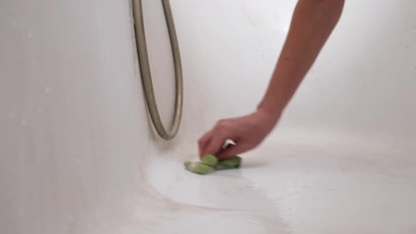 Donna lava, pulisce, strofina il bagno sporco con una spugna con sapone e schiuma — Video Stock