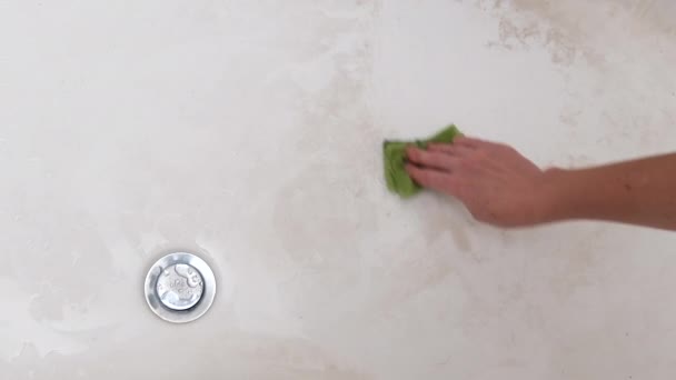 Kvinna tvättar, Rengör, Rubs smutsiga badrum med en svamp med tvål och skum — Stockvideo