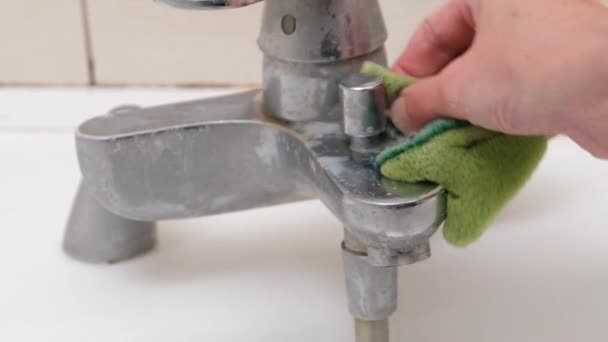 욕실에서 손으로 더러운 변기를 깨끗 이 청소하는 여자 — 비디오