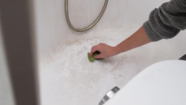Nő mossa, tisztítja, dörzsöli a piszkos fürdőszobát egy szivaccsal szappannal és habbal — Stock videók