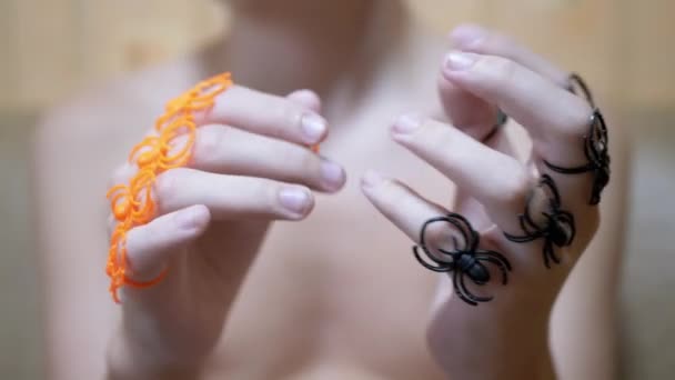 Child Cheerfully Wiggles Fingers, Speelt met de Put on Toy Rings van Spiders. 4K — Stockvideo