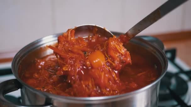Preparazione di ricchi, spessi, Borscht rosso da carne, Barbabietola in una casseruola in cucina domestica — Video Stock