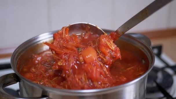 Preparación de ricos, gruesos, Borscht rojo de la carne, remolacha en una cacerola en la cocina casera — Vídeos de Stock