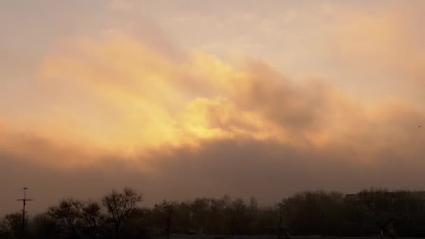 Roter, feuriger, orangefarbener Himmel in der Morgendämmerung, mit Rauch von einem Feuer bedeckt, Verborgene Sonne. Zoom — Stockvideo