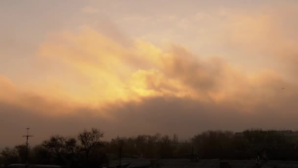 Roter, feuriger, orangefarbener Himmel in der Morgendämmerung, mit Rauch von einem Feuer bedeckt, Verborgene Sonne. 4K — Stockvideo