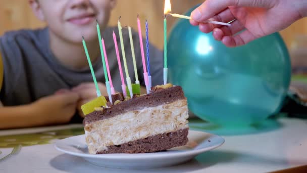 Cumpleaños Boy relojes como velas están encendidas en un pedazo festivo de pastel de chocolate. 4K — Vídeo de stock