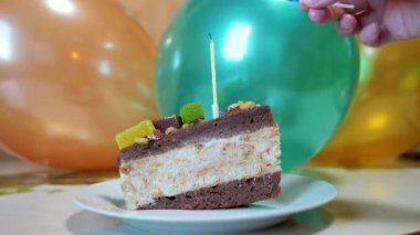 Dişi El Işıkları Bir Mum Bir Parça Çikolatalı Pastada. 4K