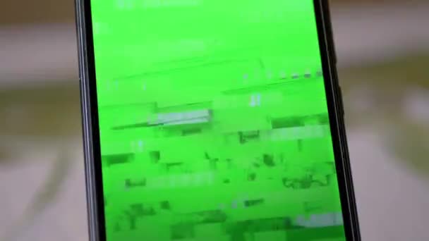 Distorsione del segnale, interferenza, difetti sullo schermo di uno smartphone. Da vicino. — Video Stock