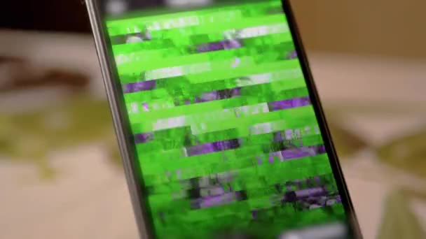 Signalförvrängning, störning, Glitches på skärmen av en smartphone. Närbild — Stockvideo