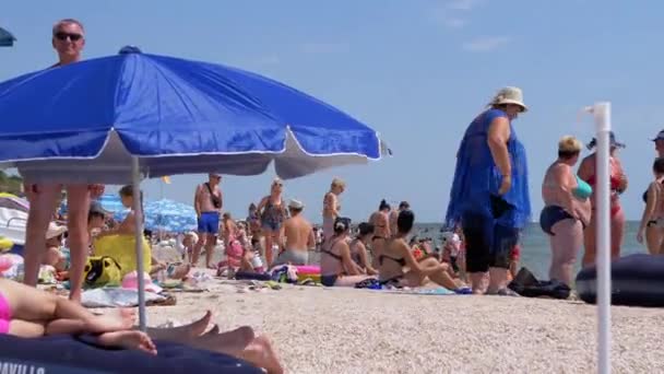 Ogromny tłum turystów odpoczywa w Seaside Resort, Beach. Zamknij się.. — Wideo stockowe