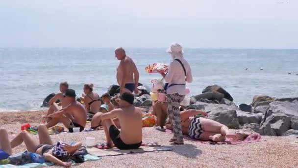 A Salesperson Delivers Sweets for Sale to Hungry Tourists along Seaside. Close up — Stockvideo