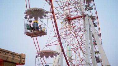 Ay Parkı 'nda Sunset' te Dönen Dönme Dönme Dönme Tekerlek 'te Yanıp sönen Işıklar