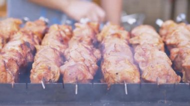 Sulu Domuz Kebabı, Smoke and Soot 'ta açık ızgarada kızartılır. Kapatın. 4K