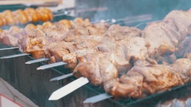 Sulu Domuz Kebabı, Smoke and Soot 'ta açık ızgarada kızartılır. 4 bin. Kapat.