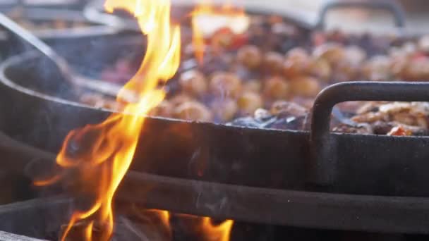Příprava grilované zeleniny, mladé brambory v pánvi nad otevřeným ohněm — Stock video