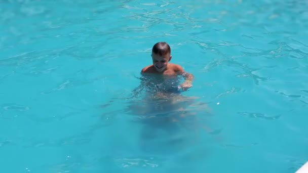 Happy Smiling Father with Son Swim in Open Transparent Swimming Pool. Close up — Stock video