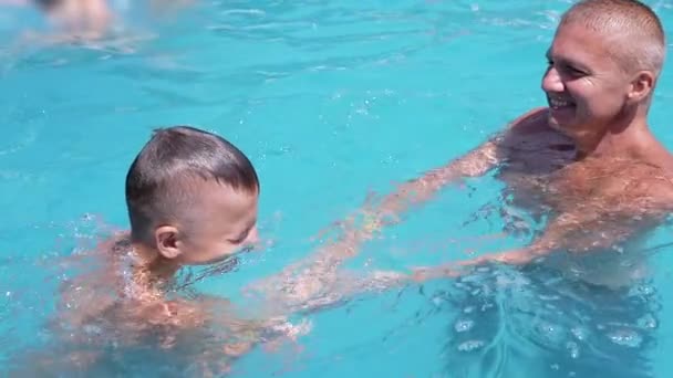 Happy Smiling Father with Son Swim in Open Transparent Swimming Pool. Close up — стоковое видео