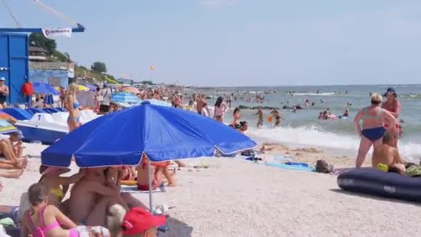 Una gran multitud de turistas está descansando en Seaside Resort, Beach. De cerca.. — Vídeos de Stock