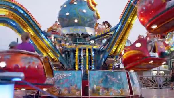 Fast Spinning Carousel of Octopus in an Amusement Park. 4K. Close up — Vídeo de Stock