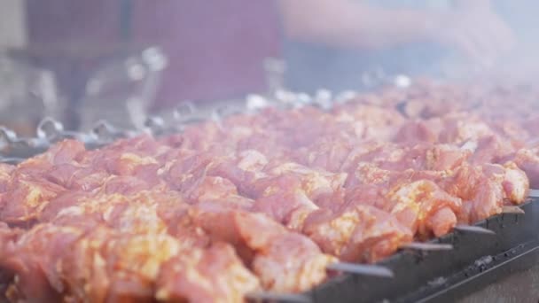 Saftige Schweinebraten werden in Rauch und Ruß auf dem offenen Grill gebraten. 4K. Nahaufnahme — Stockvideo