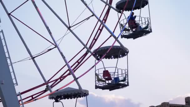 Roterande pariserhjul vid solnedgången i Moon Park med flimrande ljus på bås — Stockvideo