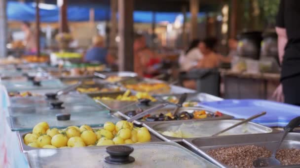 Sale of Boiled Potatoes, Grilled Vegetables in Food Containers on Open Counters — 图库视频影像