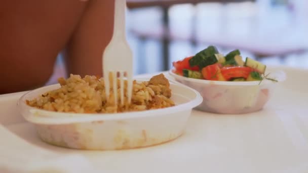 Ένα αγνώριστο πεινασμένο αρσενικό τρώει μεσημεριανό σε ένα Fast-Food Cafe. Κλείσε. — Αρχείο Βίντεο