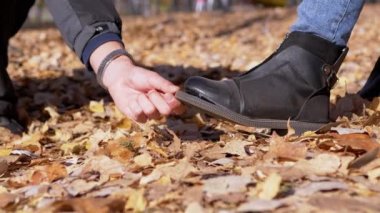 Parmak Yüzüklü Bir Kadın, Güzel Manikürlü, Yırtık Ayakkabılı Tabanını Parçalayan