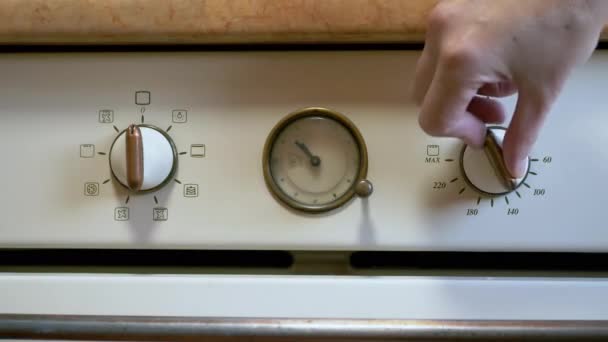 Een vrouwelijke hand bepaalt de tijd, modus, kooktemperatuur op een moderne oven, fornuis — Stockvideo