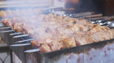 Sulu Domuz Kebabı, Smoke and Soot 'ta açık ızgarada kızartılır. Kapatın. 4K