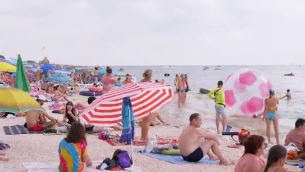 Una gran multitud de turistas está descansando en Seaside Resort, Beach. De cerca.. — Vídeos de Stock