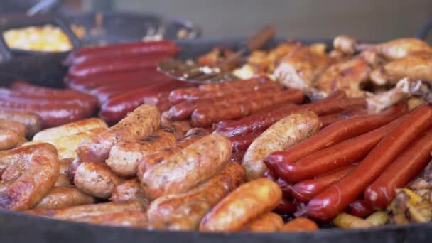 Grill Juicy, Fried Sausages in a Large Skillet for Sale on the Open Counter. 4K — Vídeo de Stock