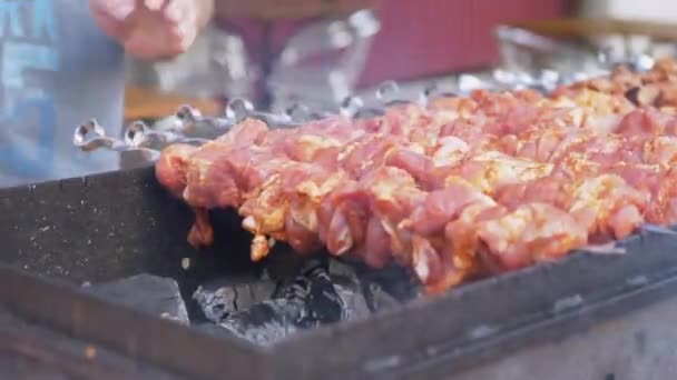 Les brochettes de porc juteuses sont frites sur un gril ouvert en fumée et en suie. 4K. Gros plan — Video