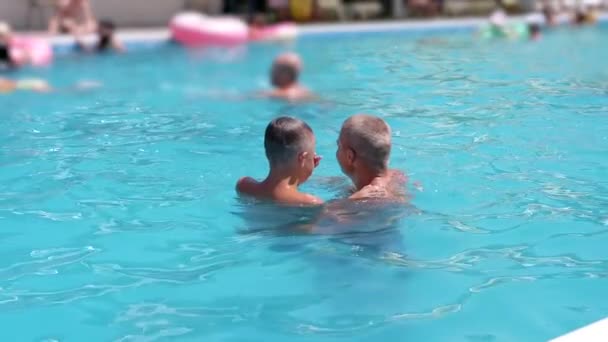 아버지는 아들 과 함께 오픈 투명 수영장에서 행복하게 수영한다. 닫아 — 비디오