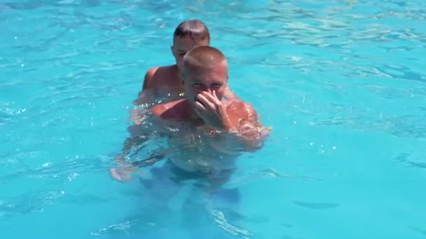 Happy Smiling Father with Son Swim in Open Transparent Swimming Pool. Close up — Vídeos de Stock