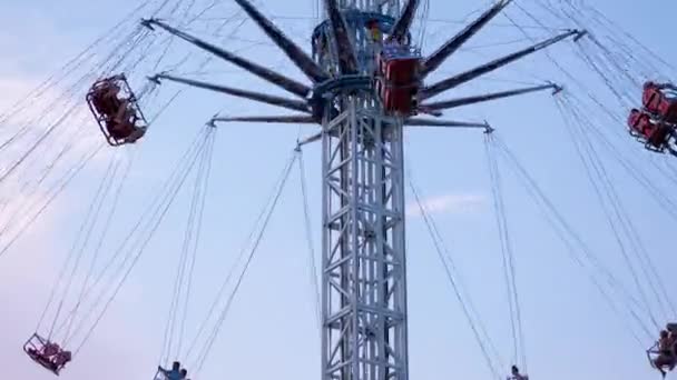 Rotating a Chain Carousel with a Lifting Mechanism in an Amusement Park. Zoom — стоковое видео