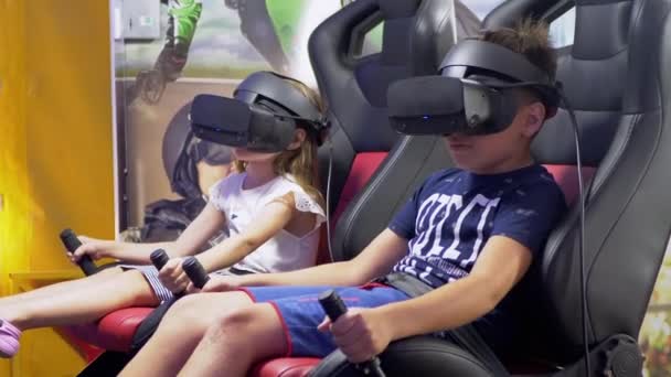 Δύο παιδιά είναι φαίνεται μια 3D ταινία σε Εικονική Πραγματικότητα Γυαλιά με ειδικό εφέ — Αρχείο Βίντεο