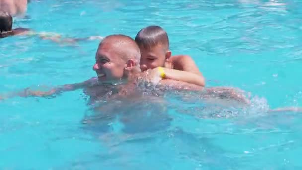 Happy Smiling Father with Son Swim in Open Transparent Swimming Pool. Close up — стоковое видео