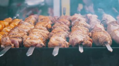 Sulu Domuz Kebabı, Smoke and Soot 'ta açık ızgarada kızartılır. Kapatın. 4K