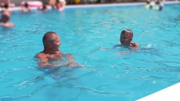 Happy Smiling Father with Son Swim in Open Transparent Swimming Pool. Close up — Vídeo de Stock