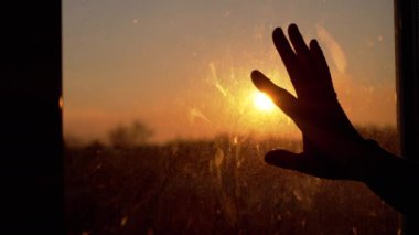 Kadın El Pencere kenarında Güneş İçin Esniyor, Odada Kirli Camlara Dokunuyor