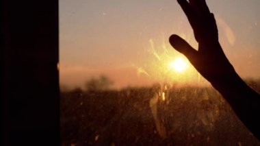 Kadın El Pencere kenarında Güneş İçin Esniyor, Odada Kirli Camlara Dokunuyor