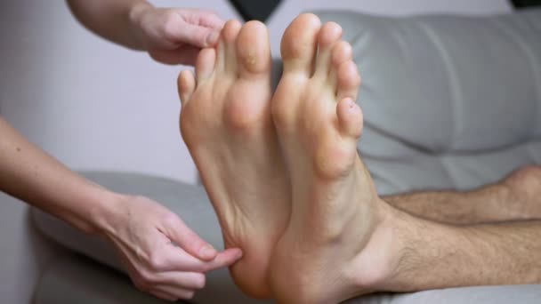 Női kéz masszázs csupasz férfi láb, lábujj, talp. Közelről. Nagyítás — Stock videók