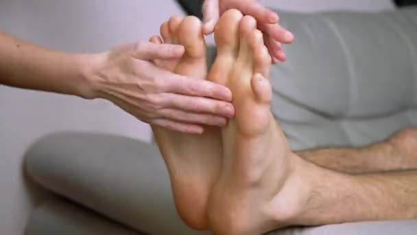 Perempuan Tangan Pijat Kaki Bare Pria, Toes, Soles. Time Lapse. Tutup. Perbesar — Stok Video